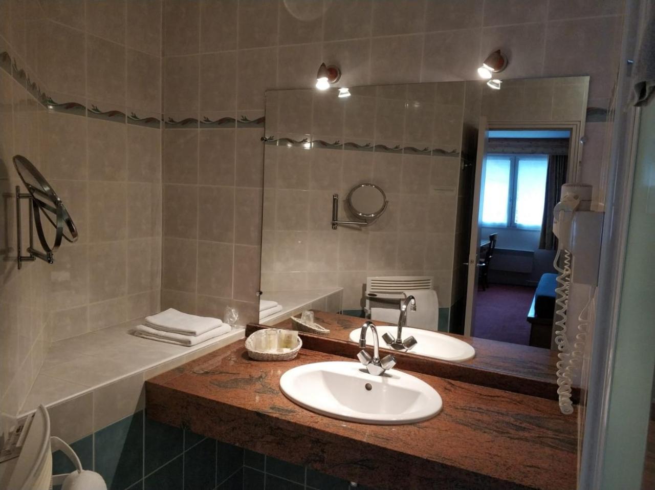 Logis Hotel Calisola Besancon - Soiree Etape Chalezeule Екстер'єр фото